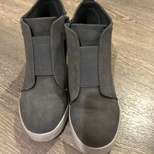 Gray wedge boots